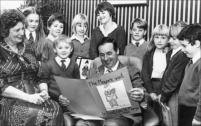 East Lea St Mary's School children with the Mayor & Mayoress of Kettering - October 1985