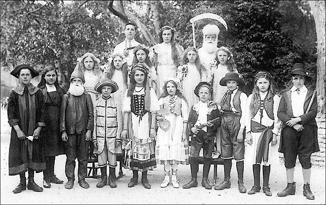 Burton Latimer St Marys School Pageant in c.1918