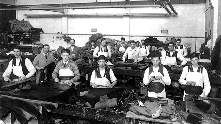 Photograph of operatives in the Clicking Department.