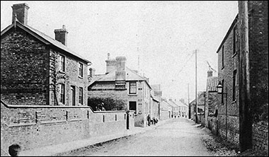 Photograph of the Waggon & Horses, dated 1900s, showing the narrowness of Kettering Road.