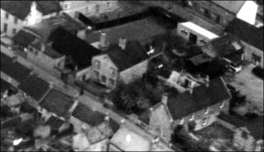 Aerial view of the former Methodist Chapel, seen in 1950.  It is flanked by the old Band Club buildings to the north and the former farmhouse of Washpit Farm to the south