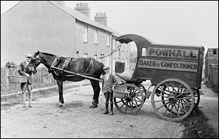 Pownall's bread cart in Bird Street, Burton Latimer, in 1927