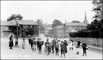 Burton Latimer - The Cross in about 1905