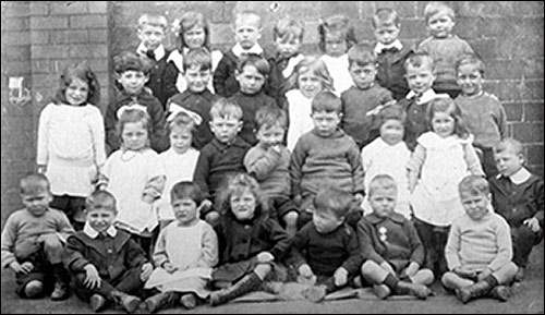 Photograph of Finedon Road Infants, 1919