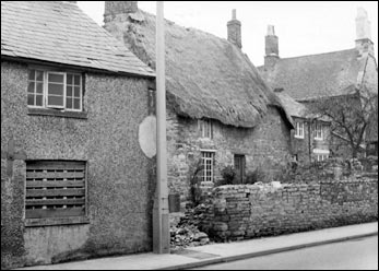 Thatched cottage adjoining Hilly Farm