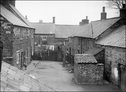 Wallis' Yard, looking east towards the High Street