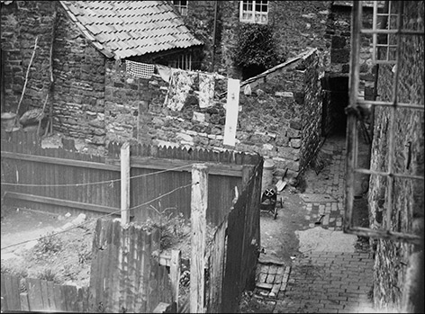 Wallis' Yard - looking towards the alletway to the High Street