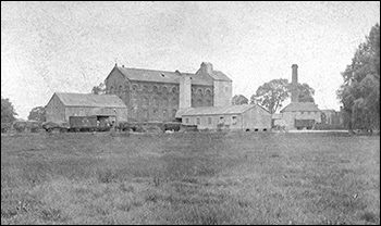 Burton Latimer's north water mill in about 1920.  It was known as Wallis' Mill and later became the home of Weetabix