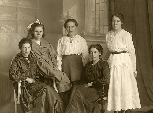 The five Tilbury sisters in about 1919 - the future Annie Potter is on the extreme left
