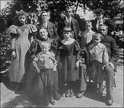 1905 Photograph of the Miller Family, keepers of The Thatcher's Arms for 50 years.