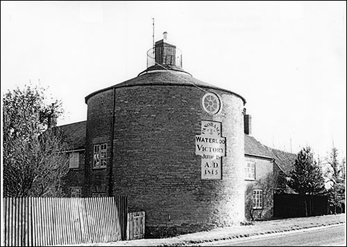 Black and Whie photograph of The Waterloo Victory Inn, taken in 2000.