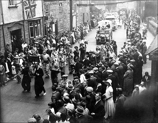 The Gala parade passing the Dukes Arms in 1935 or 1936