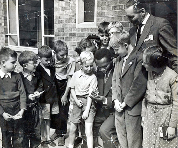 Hogan Kid Bassey signing autographs 1956