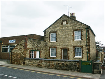 Photograph of 149 High Street from the frront showing the neighbouring Band Cllub