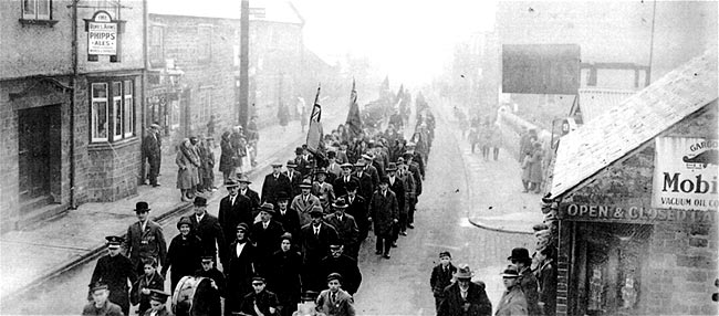 Remembrance Paarade mid-1930's passing The Dukes Arms in the High Street.  